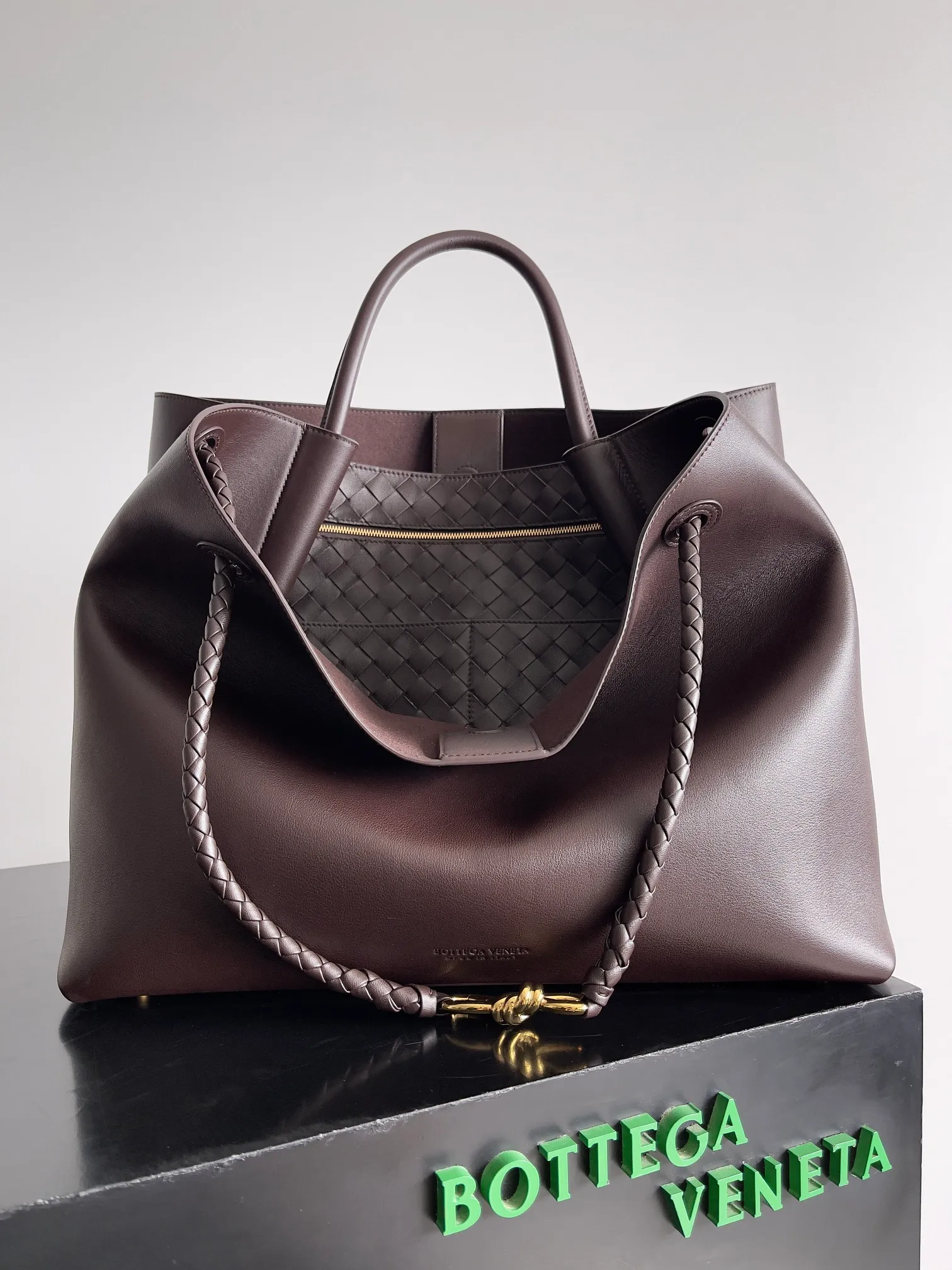 Batch 2960 BV The all-leather Andiamo is new, a very casual splayed buckle bag, which also means that its weight is very light, which greatly reduces our burden when going out for shopping. It can be carried cross-body, hand-held, or carried under the armpit. Taking into account the different backpacking habits of people, the simple design brings us more inspiration. Matched with various keychains and dolls, it will become the finishing touch in the outfit. Medieval style and modern style can also be perfectly blended🫧🫧 Style number: 806010 Size: 42*35*18cm